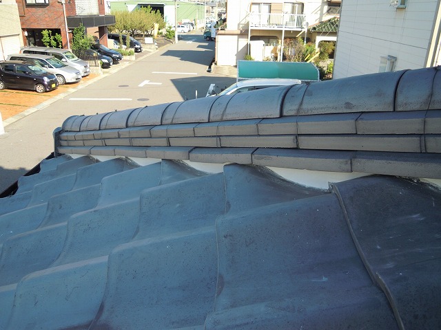 名古屋市北区で瓦屋根の漆喰補修工事、既存の漆喰を撤去し詰め直し。白くキレイになりました